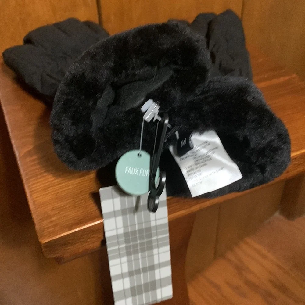 GH FASHION ACCESSORIES- Medium sized with faux fur black winter gloves🆕